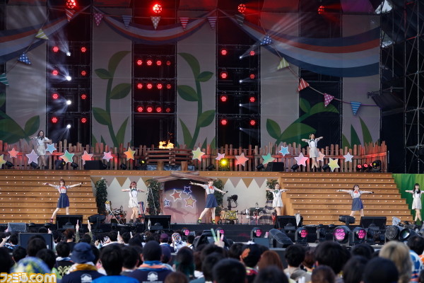 『アイマス ミリオンライブ!』7thライブ公演2日目リポート。開放感たっぷりの野外ライブは、燃えるような熱気に包まれる