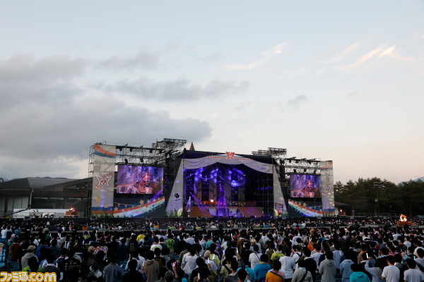 『アイマス ミリオンライブ!』7thライブ公演2日目リポート。開放感たっぷりの野外ライブは、燃えるような熱気に包まれる