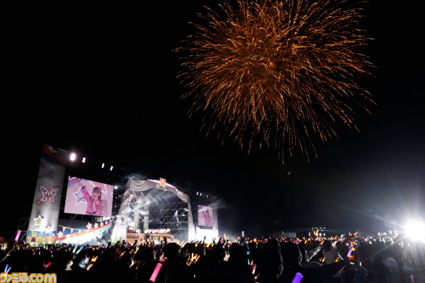 『アイマス ミリオンライブ!』7thライブ公演2日目リポート。開放感たっぷりの野外ライブは、燃えるような熱気に包まれる