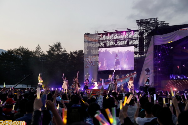 『アイマス ミリオンライブ!』7thライブ公演2日目リポート。開放感たっぷりの野外ライブは、燃えるような熱気に包まれる