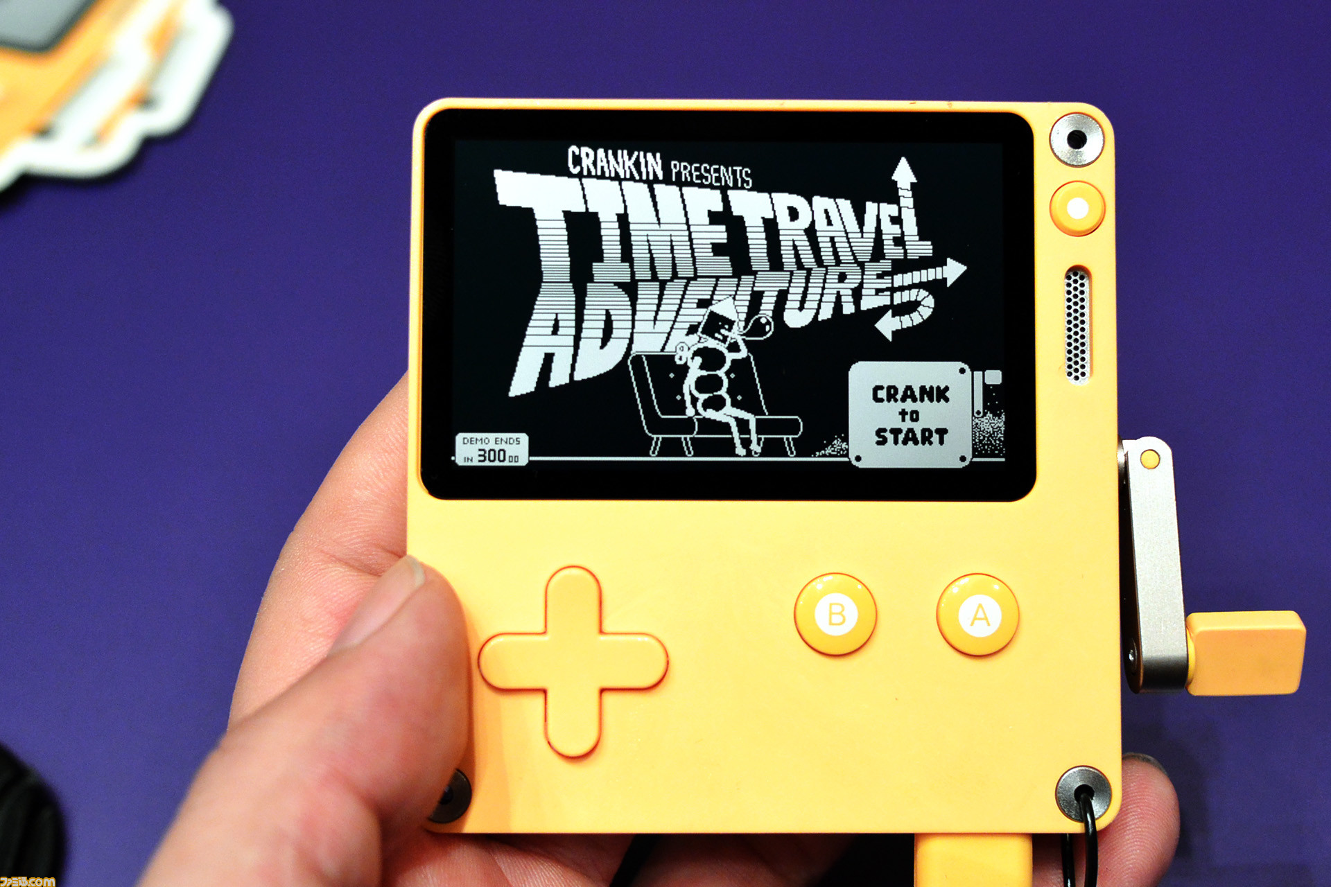 手回しクランクのついた携帯ゲーム機“Playdate”が、収録タイトルや予約