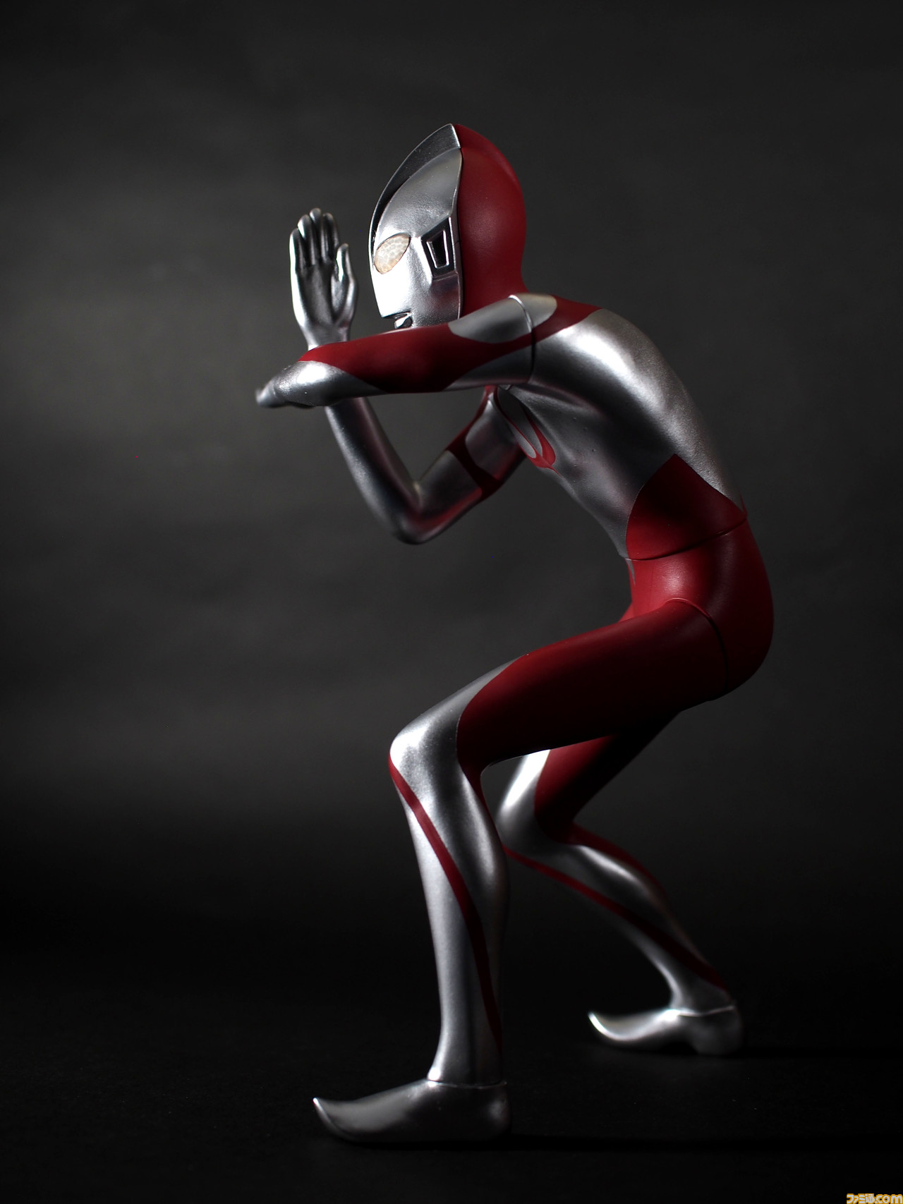 『シン・ウルトラマン』1/6スケールでフィギュア化。“ファイティングポーズ”、“スペシウム光線ポーズ”2種がラインアップ