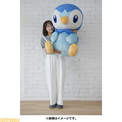 『ポケモン』ポッチャマが高さ約90cmの超特大サイズのぬいぐるみになって登場。8月13日10時よりポケモンセンターオンラインで受注開始