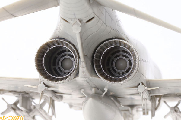 あみあみでレトロ自販機のプラモがダントツの売れ行き。1/12スケールの本商品にはうどん・そば、割り箸付き