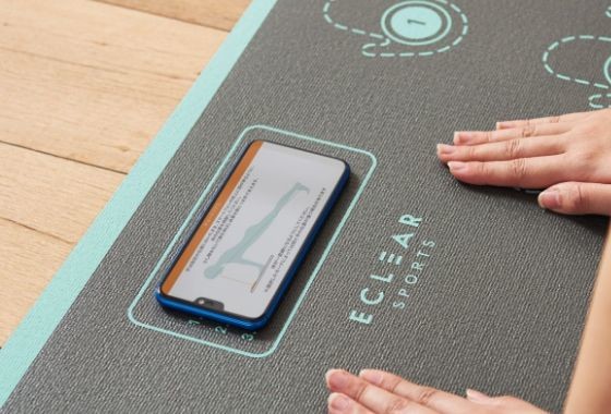 専用アプリと連動するトレーニングマットが発売。アプリの指示に従って正しいフォームで効果的なトレーニングが可能