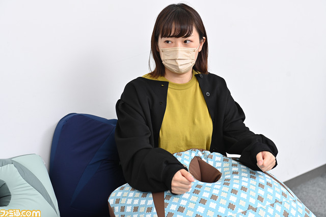 『ねおちピロー』うつ伏せゲーミングクッションをDETONATORのYamatoNがテスト。体を休めながら本気でゲームできるデバイスであると判明【もこもこカバーでかわいく変身】