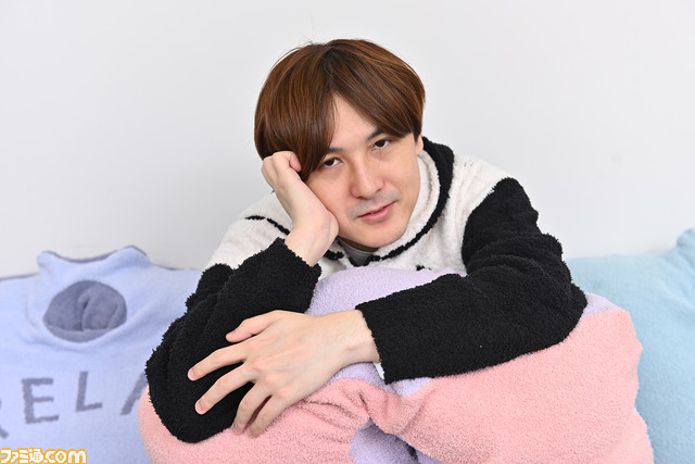 『ねおちピロー』うつ伏せゲーミングクッションをDETONATORのYamatoNがテスト。体を休めながら本気でゲームできるデバイスであると判明【もこもこカバーでかわいく変身】