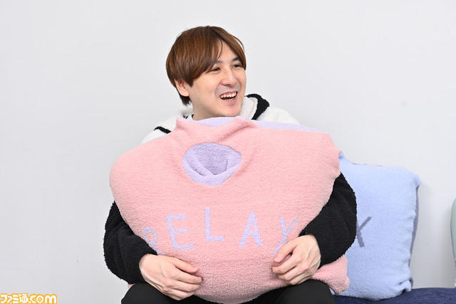 『ねおちピロー』うつ伏せゲーミングクッションをDETONATORのYamatoNがテスト。体を休めながら本気でゲームできるデバイスであると判明【もこもこカバーでかわいく変身】