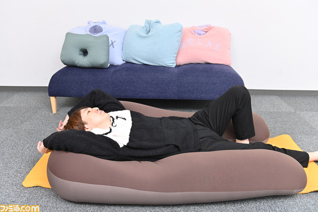 『ねおちピロー』うつ伏せゲーミングクッションをDETONATORのYamatoNがテスト。体を休めながら本気でゲームできるデバイスであると判明【もこもこカバーでかわいく変身】