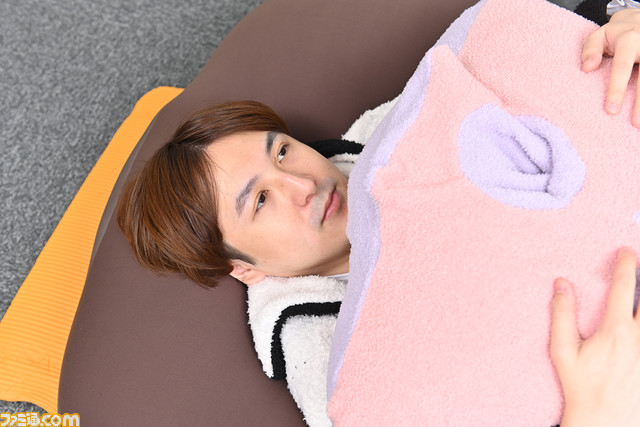 『ねおちピロー』うつ伏せゲーミングクッションをDETONATORのYamatoNがテスト。体を休めながら本気でゲームできるデバイスであると判明【もこもこカバーでかわいく変身】