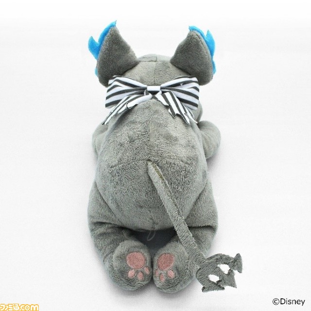 『ツイステ』に登場するグリムデザインの2wayブランケットが発売! ブランケットとしてもポンチョとしても使える