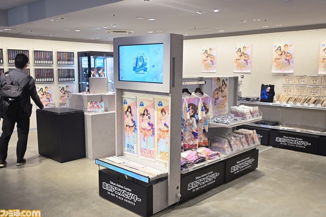 『アイマス シンデレラガールズ』10周年記念衣装展をリポート。過去のライブ衣装と映像とともにアイドルたちとの10年間の思い出に浸れる空間