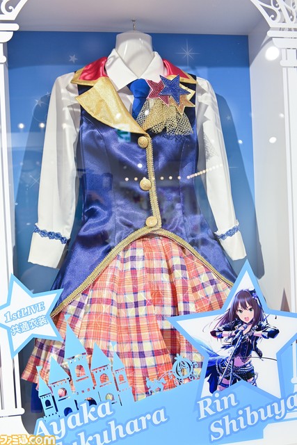 『アイマス シンデレラガールズ』10周年記念衣装展をリポート。過去のライブ衣装と映像とともにアイドルたちとの10年間の思い出に浸れる空間