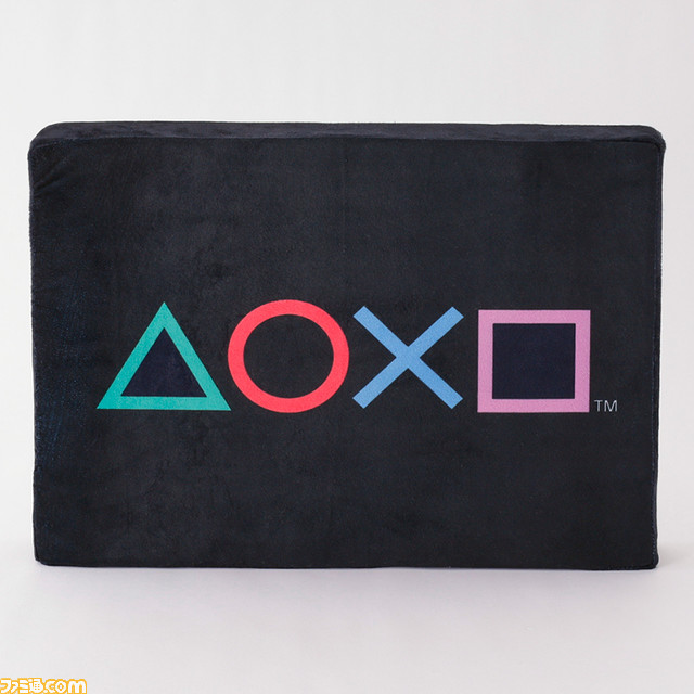 PSモチーフのクッションがしまむらオンラインストアで12月18日9時より予約販売。コントローラー型は幅55センチのビッグサイズ【プレイステーション】