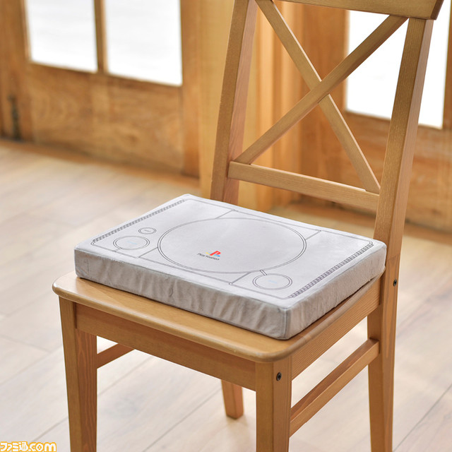 PSモチーフのクッションがしまむらオンラインストアで12月18日9時より予約販売。コントローラー型は幅55センチのビッグサイズ【プレイステーション】