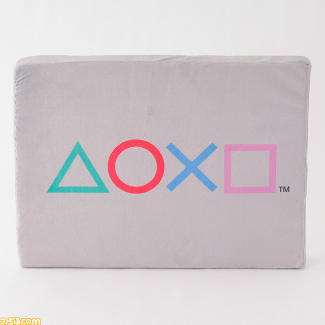 PSモチーフのクッションがしまむらオンラインストアで12月18日9時より予約販売。コントローラー型は幅55センチのビッグサイズ【プレイステーション】