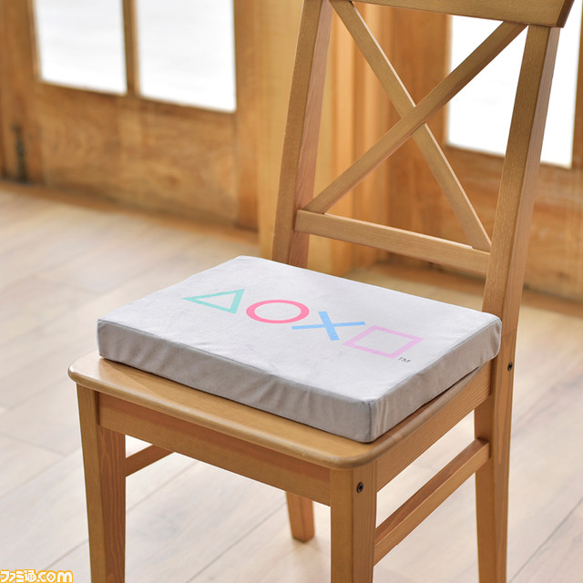 PSモチーフのクッションがしまむらオンラインストアで12月18日9時より予約販売。コントローラー型は幅55センチのビッグサイズ【プレイステーション】