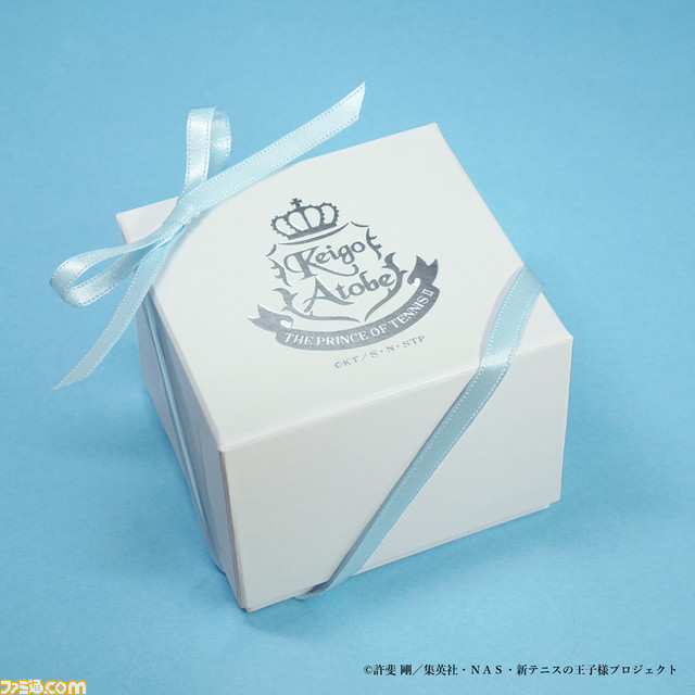 『新テニスの王子様』“跡部王国(キングダム)”がモチーフのプラチナリングが発売。コラボジュエリーを身に着けた跡部様のアクリルスタンドも