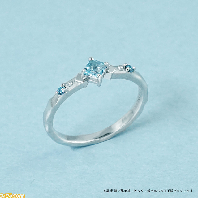 『新テニスの王子様』“跡部王国(キングダム)”がモチーフのプラチナリングが発売。コラボジュエリーを身に着けた跡部様のアクリルスタンドも