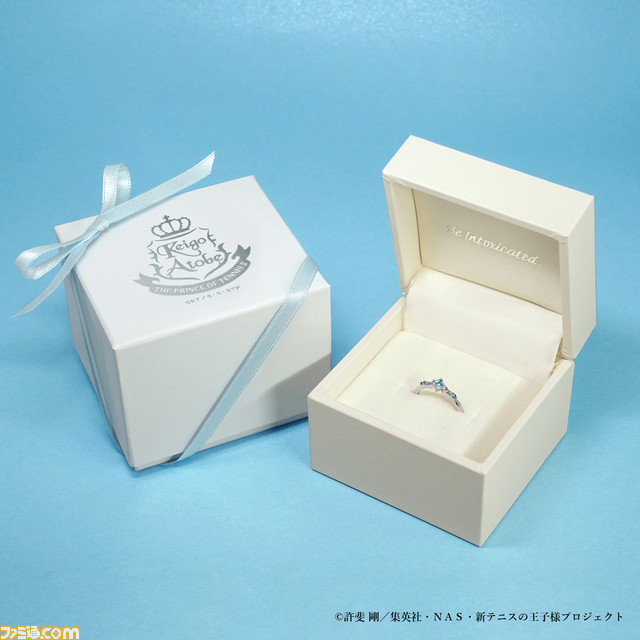 『新テニスの王子様』“跡部王国(キングダム)”がモチーフのプラチナリングが発売。コラボジュエリーを身に着けた跡部様のアクリルスタンドも