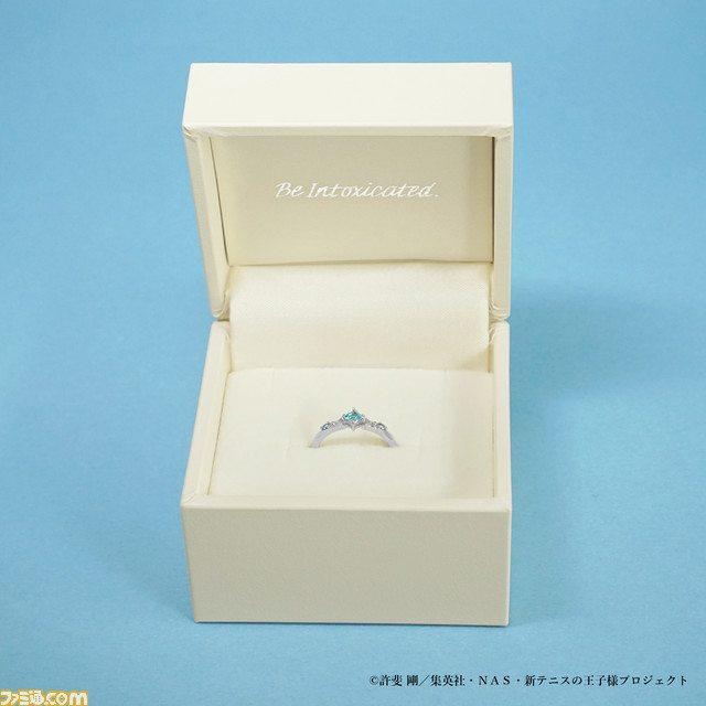 『新テニスの王子様』“跡部王国(キングダム)”がモチーフのプラチナリングが発売。コラボジュエリーを身に着けた跡部様のアクリルスタンドも