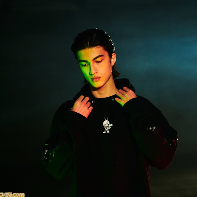 仮面ライダー生誕50周年×マスターマインド・ジャパンコラボ記念の“全身黒”の仮面ライダー新1号フィギュアやオリジナルTシャツ、フーディー、コーチジャケットが販売