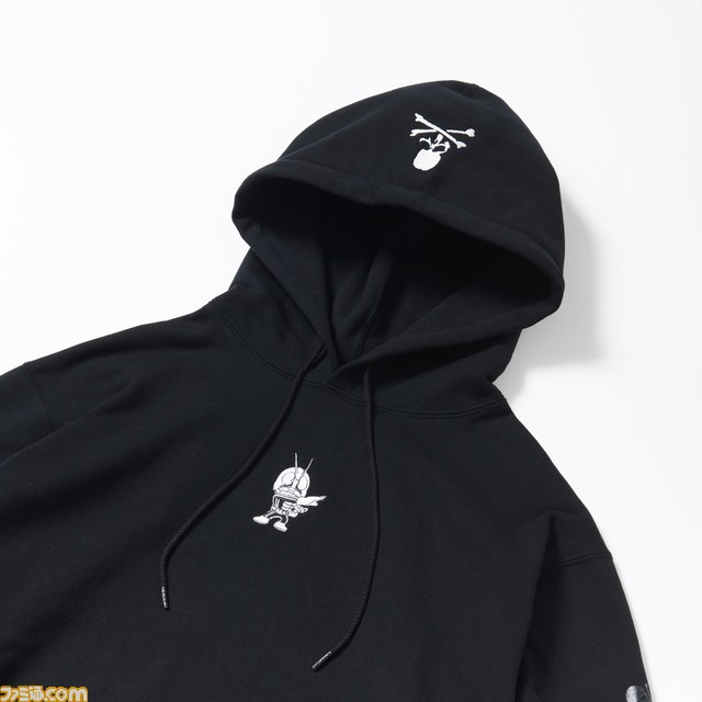 仮面ライダー生誕50周年×マスターマインド・ジャパンコラボ記念の“全身黒”の仮面ライダー新1号フィギュアやオリジナルTシャツ、フーディー、コーチジャケットが販売