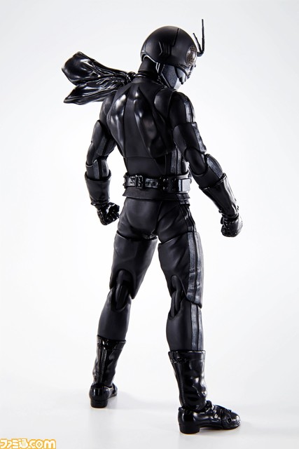 仮面ライダー生誕50周年×マスターマインド・ジャパンコラボ記念の“全身黒”の仮面ライダー新1号フィギュアやオリジナルTシャツ、フーディー、コーチジャケットが販売