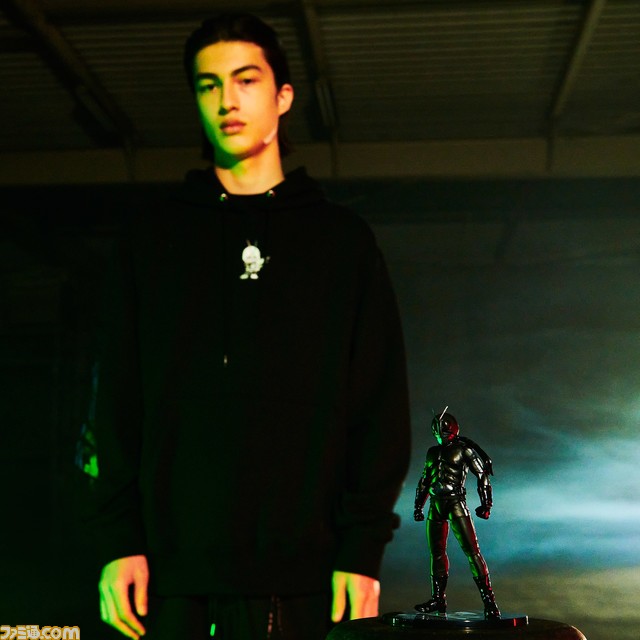 仮面ライダー生誕50周年×マスターマインド・ジャパンコラボ記念の“全身黒”の仮面ライダー新1号フィギュアやオリジナルTシャツ、フーディー、コーチジャケットが販売