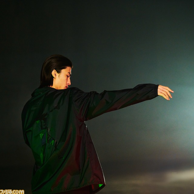 仮面ライダー生誕50周年×マスターマインド・ジャパンコラボ記念の“全身黒”の仮面ライダー新1号フィギュアやオリジナルTシャツ、フーディー、コーチジャケットが販売