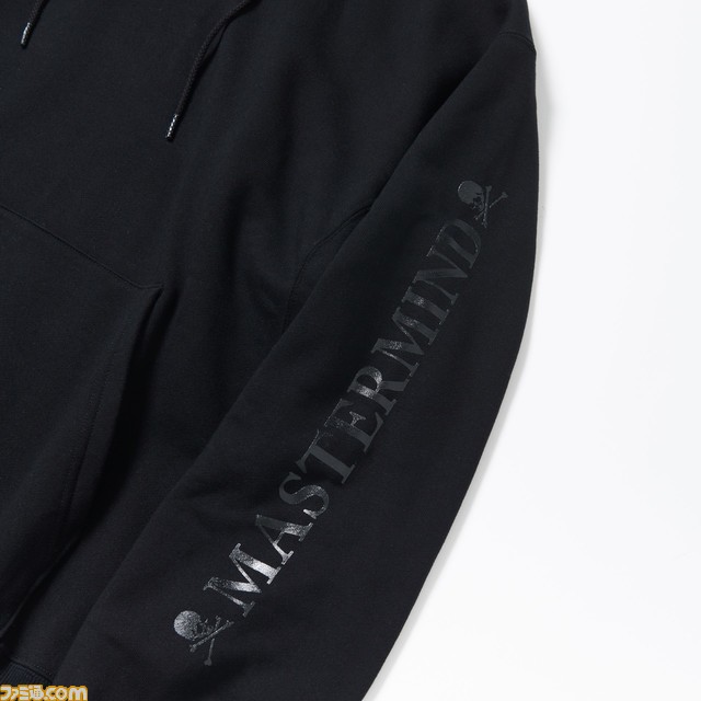 仮面ライダー生誕50周年×マスターマインド・ジャパンコラボ記念の“全身黒”の仮面ライダー新1号フィギュアやオリジナルTシャツ、フーディー、コーチジャケットが販売