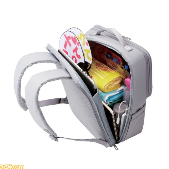 推しといつも一緒にいられる“推しごとバッグ”が発売！ “お仕事”と“推しごと”両方に必要な収納力と機能を兼ね備えた可動式の透明窓構造バッグ