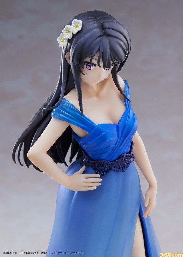 『青ブタ』スリットが入った大人なデザインのドレス姿の桜島麻衣を1/7スケールフィギュア化。カラードレスの撮影モデルとなった麻衣さんのワンカットをイメージ