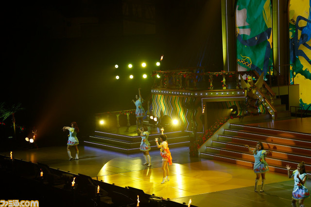 『アイマス シンデレラガールズ』10周年ライブツアー沖縄公演(Tropical Land)1日目リポート。トロピカルな楽曲の数々で、観客の心と体をアツくさせる