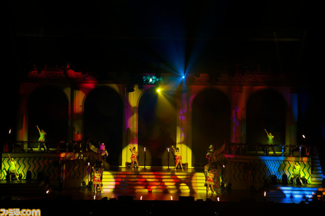 『アイマス シンデレラガールズ』10周年ライブツアー沖縄公演(Tropical Land)1日目リポート。トロピカルな楽曲の数々で、観客の心と体をアツくさせる