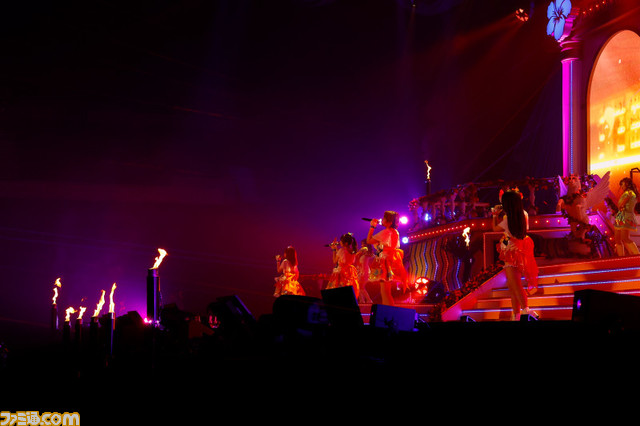 『アイマス シンデレラガールズ』10周年ライブツアー沖縄公演（Tropical Land）1日目リポート。トロピカルな楽曲の数々で、観客の心と体をアツくさせる