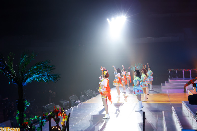 『アイマス シンデレラガールズ』10周年ライブツアー沖縄公演（Tropical Land）1日目リポート。トロピカルな楽曲の数々で、観客の心と体をアツくさせる
