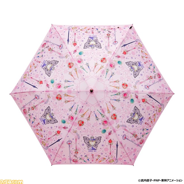 『セーラームーン』とANNA SUIがコラボ。守護星マークや変身アイテムをデザインしたバッグ、ピアス、ワンピース、ペット服など、全48種が発売【セーラー戦士に蝶の羽】