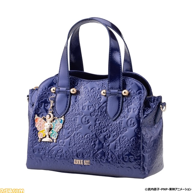 『セーラームーン』とANNA SUIがコラボ。守護星マークや変身アイテムをデザインしたバッグ、ピアス、ワンピース、ペット服など、全48種が発売【セーラー戦士に蝶の羽】