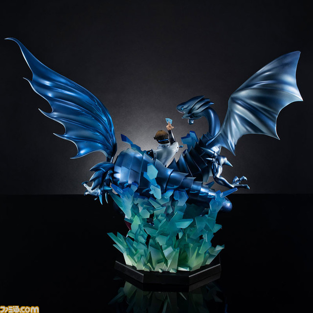 『遊☆戯☆王』青眼の白龍、青眼の亜白龍を従えた“海馬瀬人”がフィギュア化! 作品の世界観を凝縮した空間構成、エッジの効いた造形と彩色を高次元で融合させ立体化