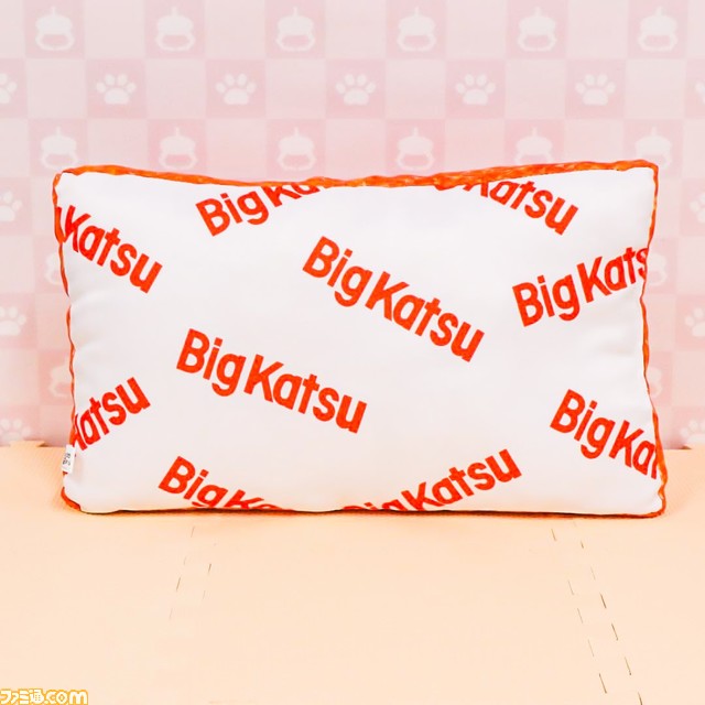 累計販売枚数が5億枚超えの人気駄菓子『ビッグカツ』が全長約50cmのふかふか枕に! クレーンゲームアプリ『トレバ』にて限定登場