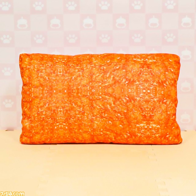 累計販売枚数が5億枚超えの人気駄菓子『ビッグカツ』が全長約50cmのふかふか枕に! クレーンゲームアプリ『トレバ』にて限定登場