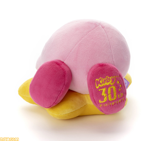 『星のカービィ』カービィが気持ちよさそうにすやすや眠る姿のぬいぐるみやボールチェーン付きのぬいぐるみマスコットが30周年記念仕様で登場!