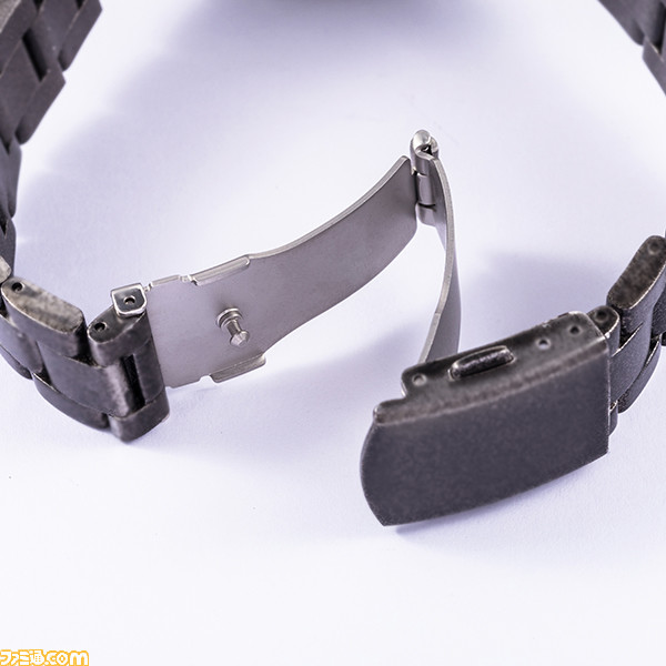 TVアニメ『ベルセルク』とスーパーグルーピーズのコラボ腕時計が登場。ガッツ、グリフィスをイメージし“ドラゴンころし”・“サーベル”も表現