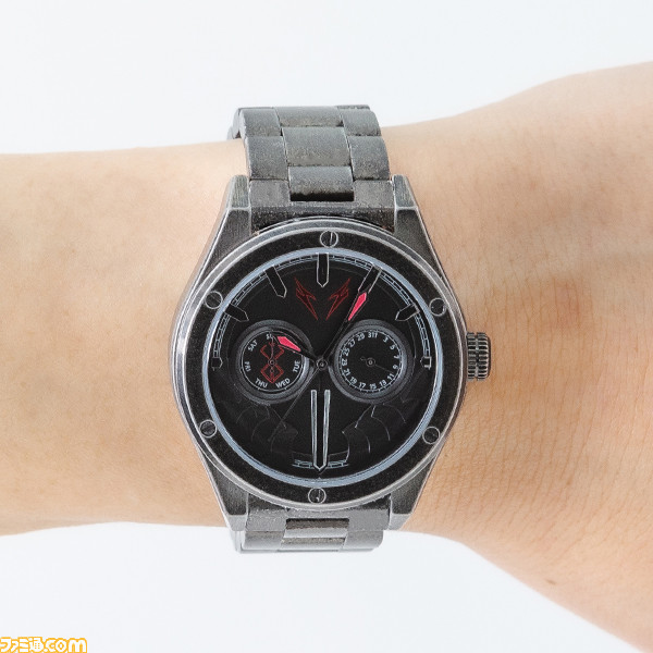 TVアニメ『ベルセルク』とスーパーグルーピーズのコラボ腕時計が登場。ガッツ、グリフィスをイメージし“ドラゴンころし”・“サーベル”も表現