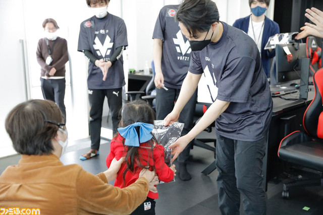 sako、りゅうせい、ときど、ボンちゃんがファンと触れ合った“v6プラス FAV Rohto Z!ファンミーティング”を多数の写真を交えてリポート