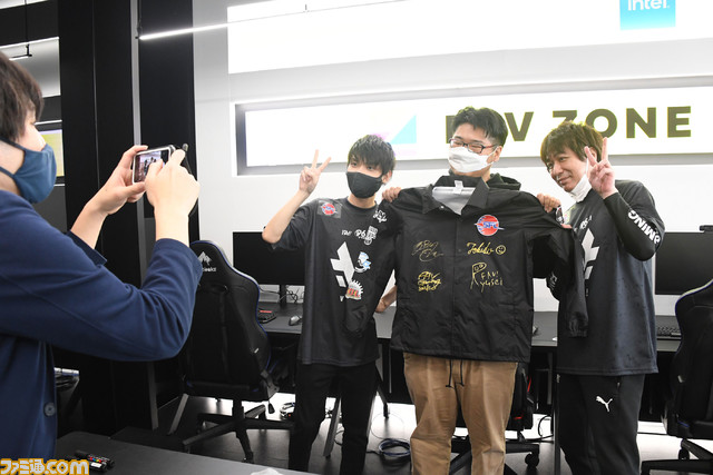 sako、りゅうせい、ときど、ボンちゃんがファンと触れ合った“v6プラス FAV Rohto Z!ファンミーティング”を多数の写真を交えてリポート