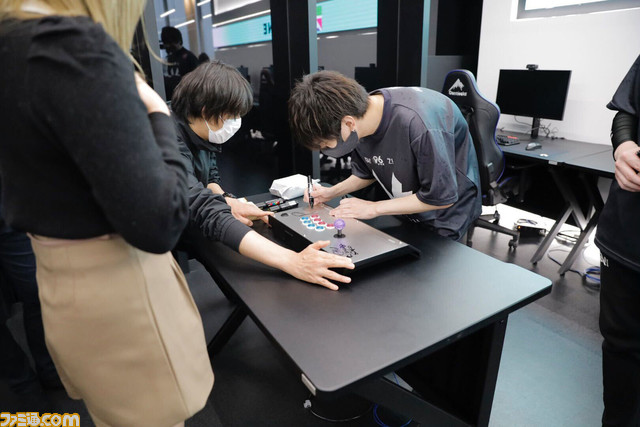 sako、りゅうせい、ときど、ボンちゃんがファンと触れ合った“v6プラス FAV Rohto Z!ファンミーティング”を多数の写真を交えてリポート