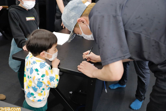 sako、りゅうせい、ときど、ボンちゃんがファンと触れ合った“v6プラス FAV Rohto Z!ファンミーティング”を多数の写真を交えてリポート