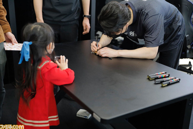 sako、りゅうせい、ときど、ボンちゃんがファンと触れ合った“v6プラス FAV Rohto Z!ファンミーティング”を多数の写真を交えてリポート